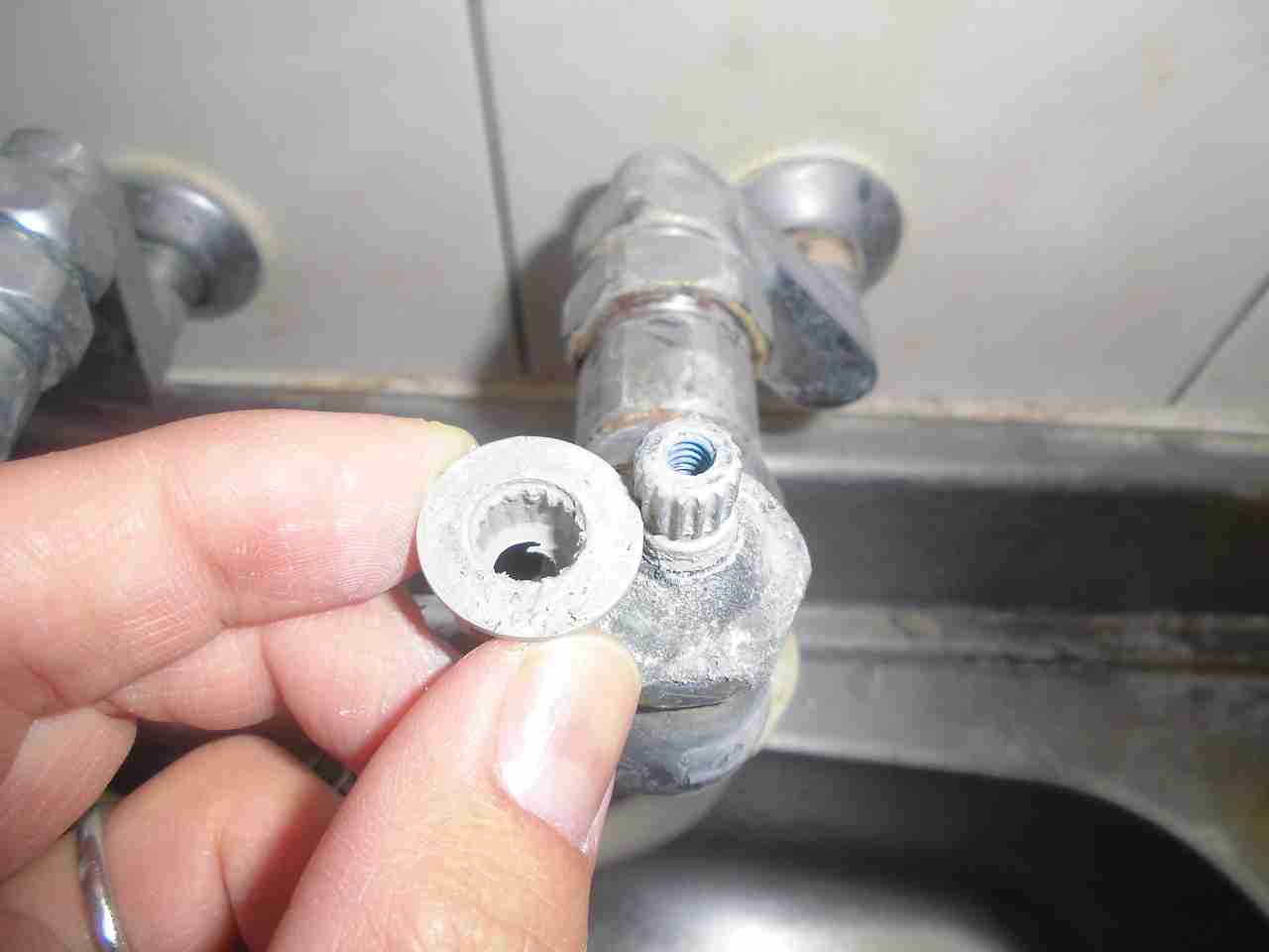 自宅の水道から水が出ない!原因と応急処置まとめ(写真解説アリ) 暮らしマイン